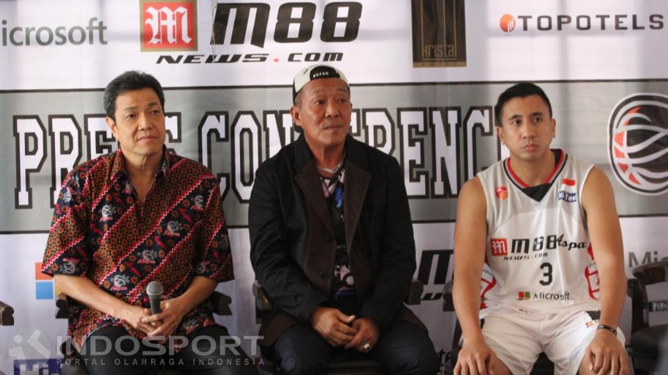 Ki-ka: Pelatih M88 Aspac Jugianto Kuntardjo, Manager Aspac Irawan Haryono dan Pemain Aspac Oki Wira Sanjaya saat menjawab pertanyaan media.